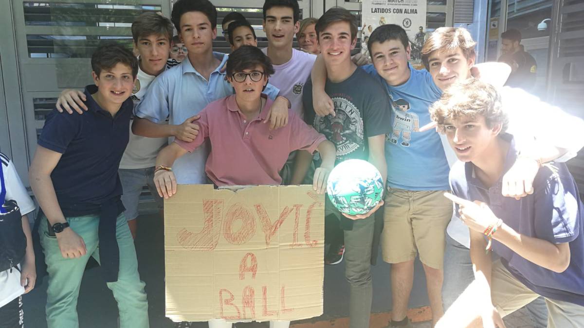 Aficionados del Real Madrid posan con el balón que les dio Jovic