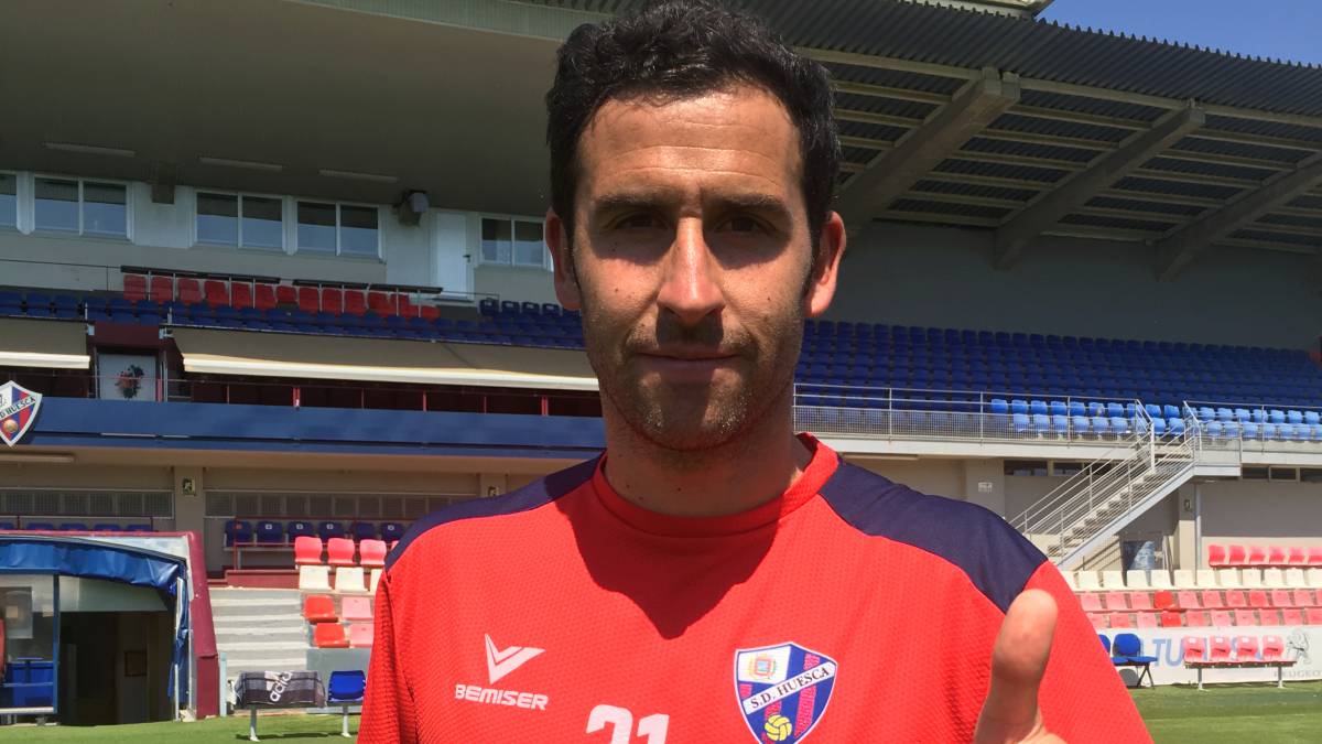 Íñigo López posa para AS como futbolista del Huesca en 2017.