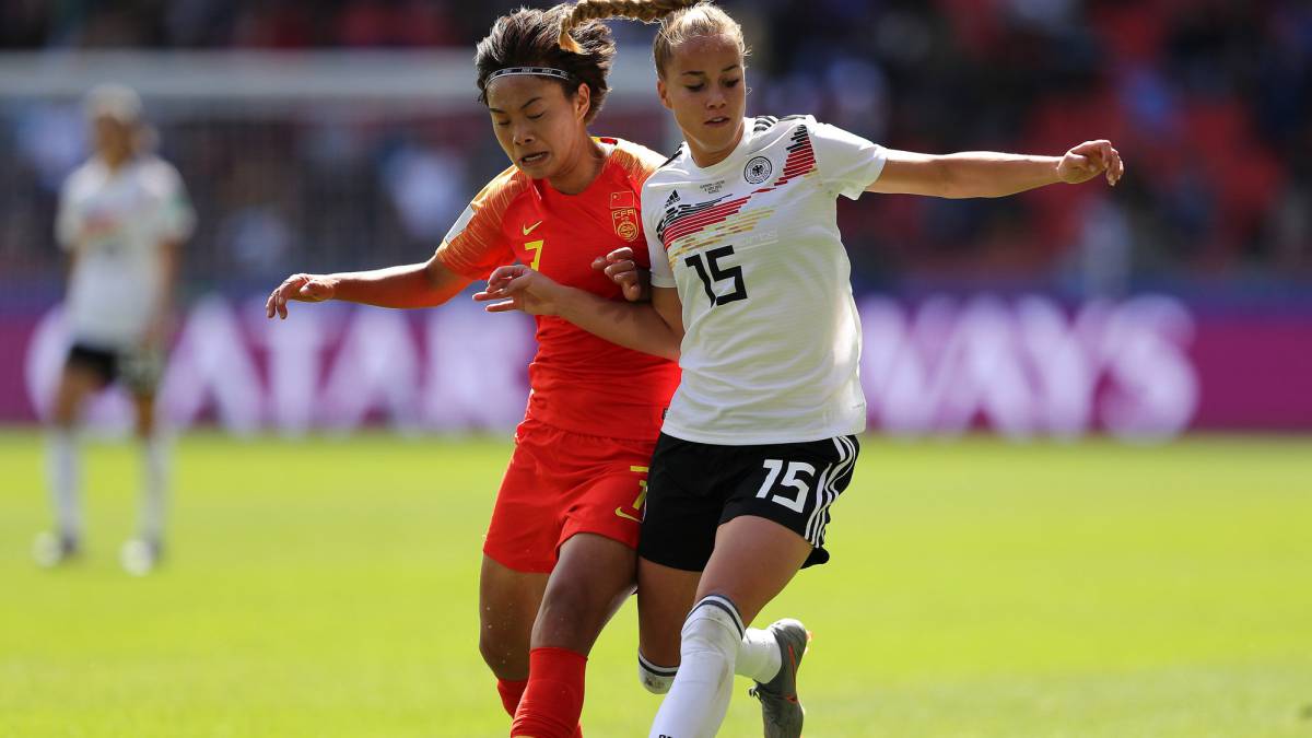 Giulia Gwinn pelea un balón con Shuang Wang durante el partido entre Alemania y China del Mundial de Fútbol Femenino.