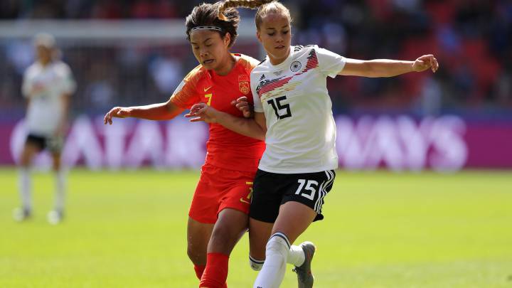 Giulia Gwinn pelea un balón con Shuang Wang durante el partido entre Alemania y China del Mundial de Fútbol Femenino.