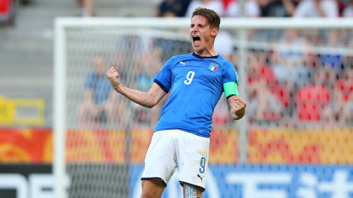 Andrea Pinamonti celebrando un gol con Italia en el Mundial sub20.