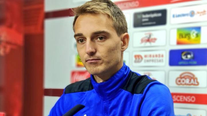 Sergio González durante una rueda de prensa en Anduva (foto vía Twitter CD Mirandés)