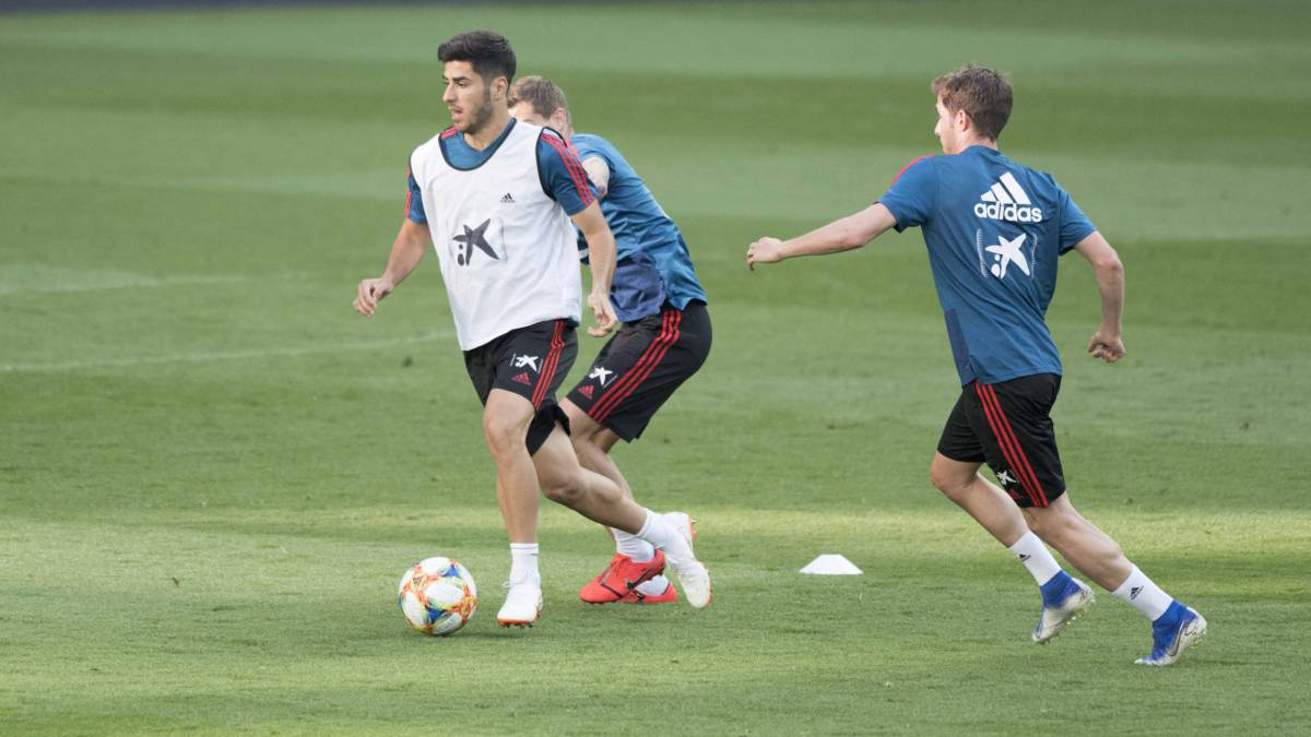 Marco Asensio, durante un entrenamiento con la selección española.