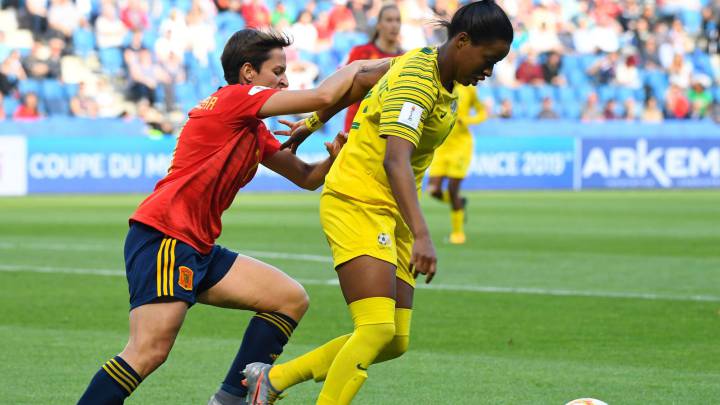 Marta Corredera intenta arrebatarle el balón a Ode Fulutudilu durante el partido entre España y Sudáfrica en el Mundial de Fútbol Femenino.