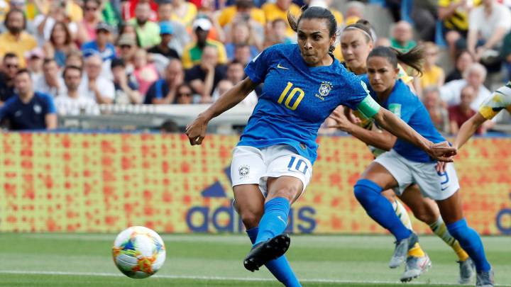 Marta hace historia: primera en marcar en cinco Mundiales