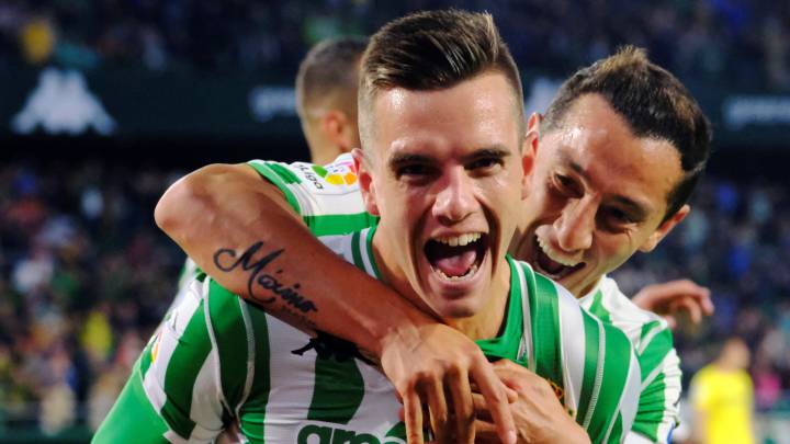 Giovanni Lo Celso celebra un gol junto a Andrés Guardado.