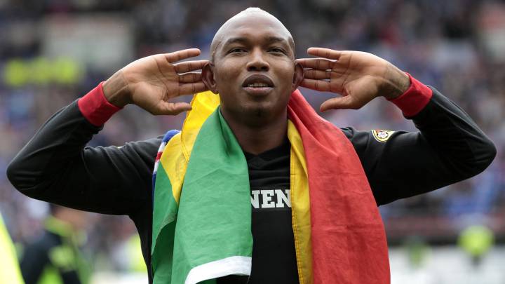 Rangers' El Hadji Diouf gestures to their fans while celebrating after winning the Scottish Premier League, after their soccer match victory against Kilmarnock in Scotland May 15, 2011. Rangers sent manager Walter Smith into retirement on a high after securing the Scottish Premier League title for the third successive year on Sunday. REUTERS/David Moir (BRITAIN - Tags: SPORT SOCCER IMAGES OF THE DAY)
