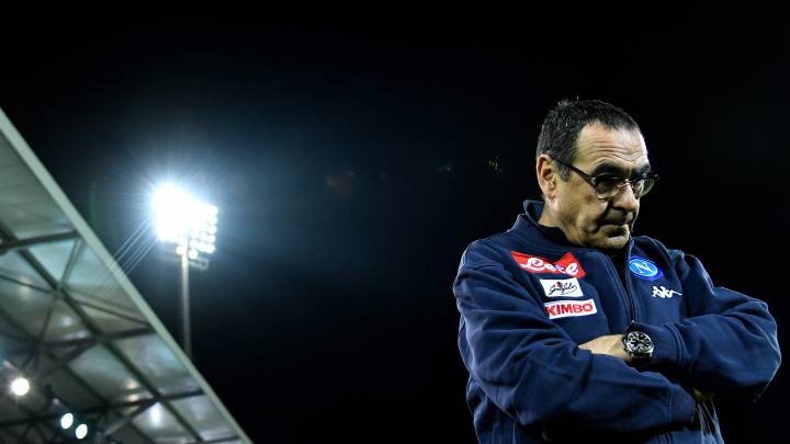 Napoli's Italian coach Maurizio Sarri looks on before the Italian Serie A football match between Cagliari and Napoli at Sardinia stadium in Cagliari on February 26, 2018. / AFP PHOTO / ALBERTO PIZZOLI