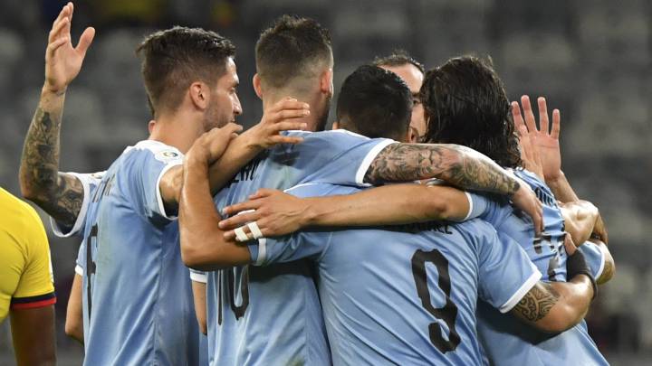 La Celeste goleó y dominó con autoridad la Tri y con goles de Loreiro, Cavani, Suárez y Mina en propia puerta logró ofrecer su candidatura al título.