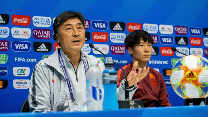 Jia Xiuquan, entrenador de China, y la jugadora Zhan en rueda de prensa.