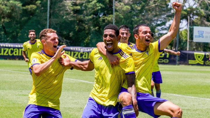 Los jugadores del Cádiz B celebran el gol ante el Numancia B