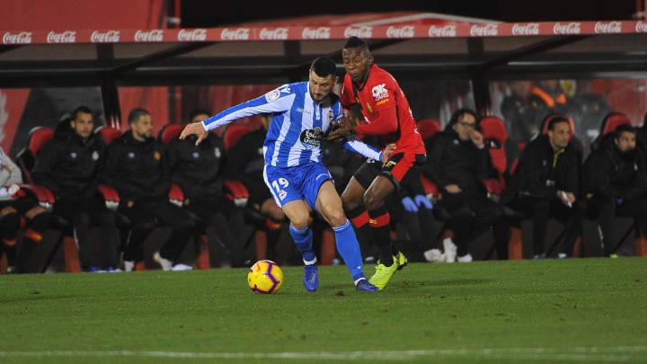 Borja Valle y Estupiñán pugnan por el balón durante el partido disputado en Son Moix en la fase regular.