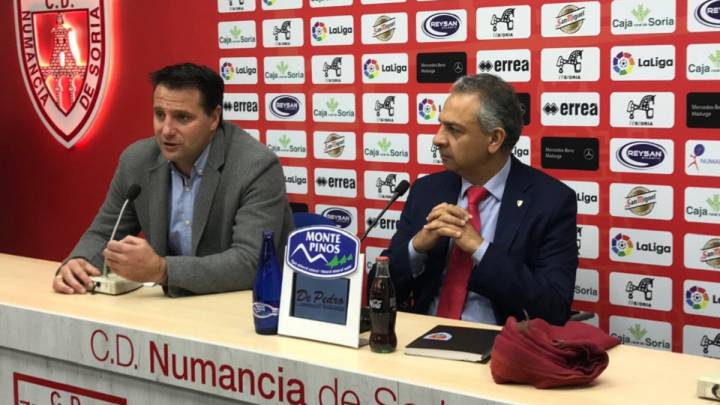 Cesar Palacios, director deportivo del Nuancia, junto al presidente Moisés Israel.