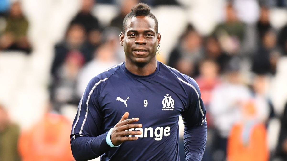 Mario Balotelli durante un calentamiento con el Marsella.