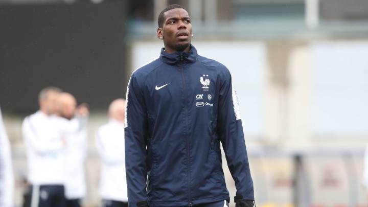 El centrocampista francés del Manchester United, Paul Pogba, con su selección.