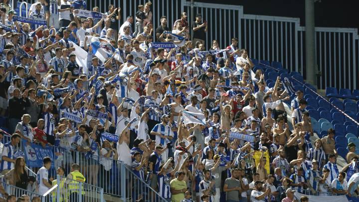 La afición del Deportivo celebra el triunfo en Málaga