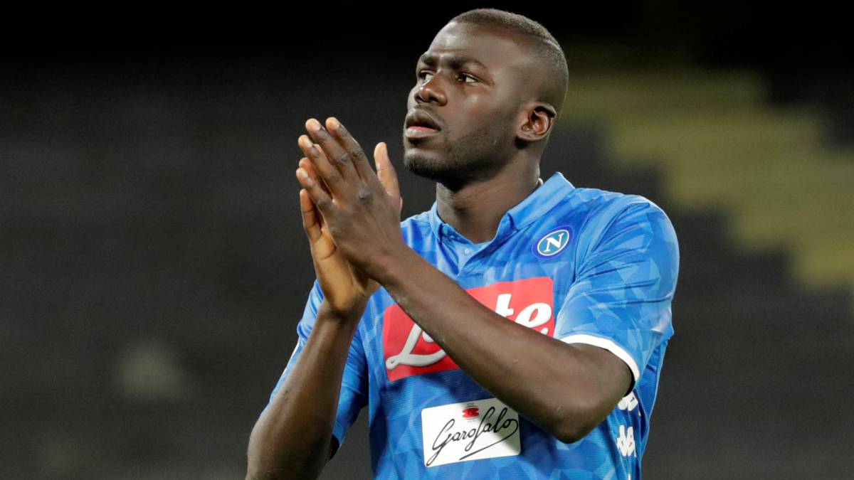 Kalidou Koulibaly después de un partido de Serie A entre Nápoles y Cagliari.