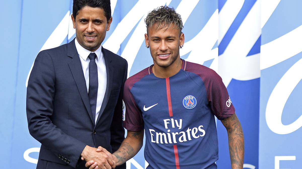 Neymar posa con Al-Khelaïfi en su presentación