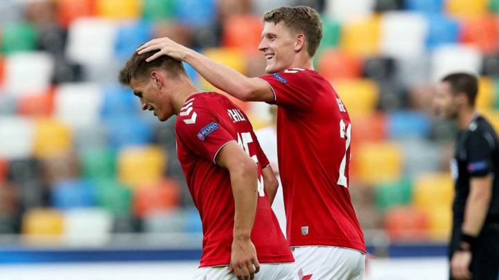 Skov Olsen y Maehle celebran un gol de dinamarca.