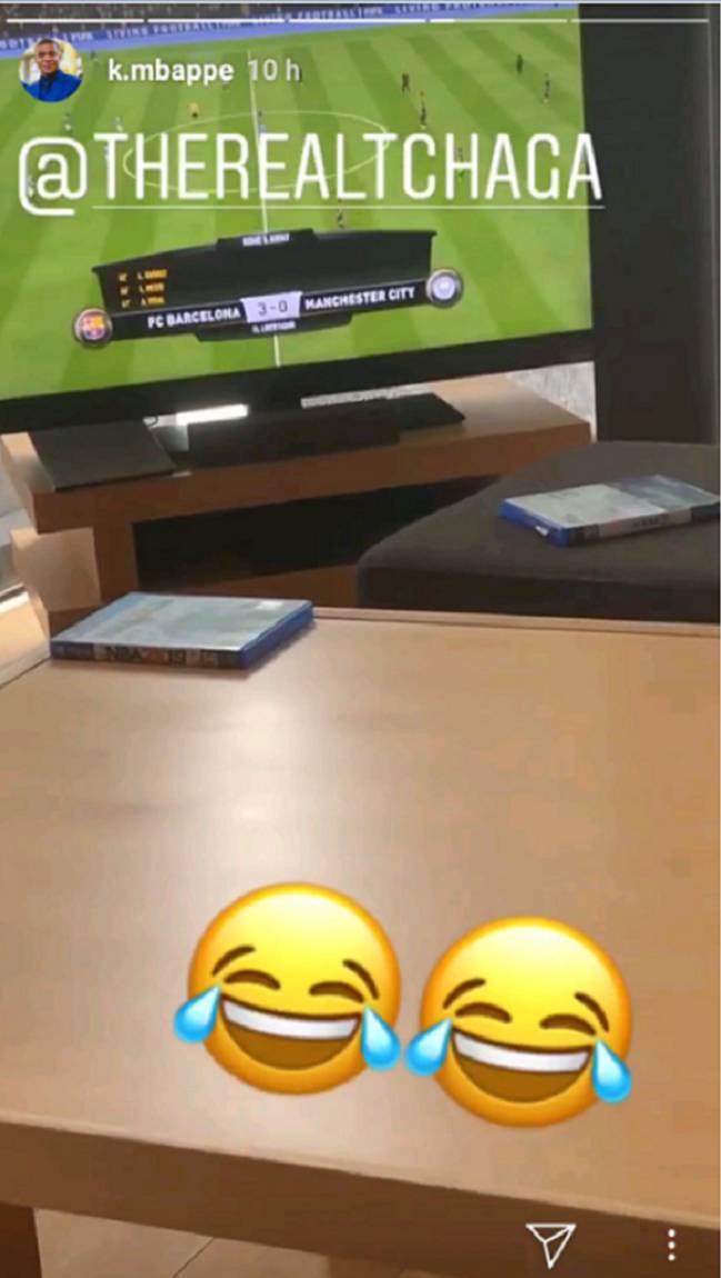 Mbappé, jugando y ganando con el Barça en la PlayStation.