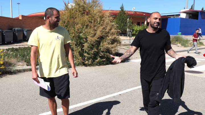 Carlos Aranda y Raúl Bravo saliendo de la cárcel de Zuera.