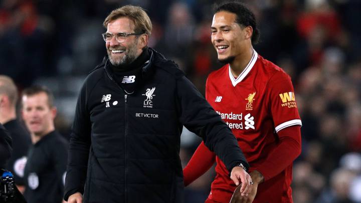 Jurgen Klopp junto a Virgil Van Dijk, el central más caro de la historia del fútbol.