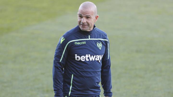 Paco López durante un entrenamieinto en el Ciutat de València.