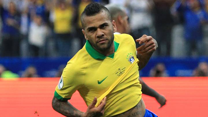 Dani Alves celebra el gol que le anotó a Perú en la Copa América 2019