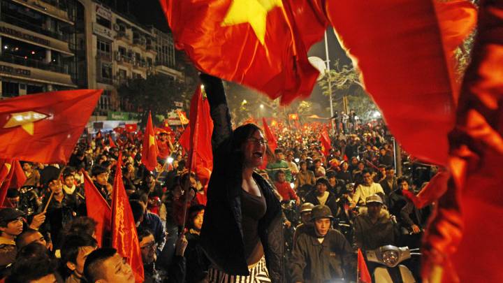 Aficionados de Vietnam celebran un triunfo de su selección.