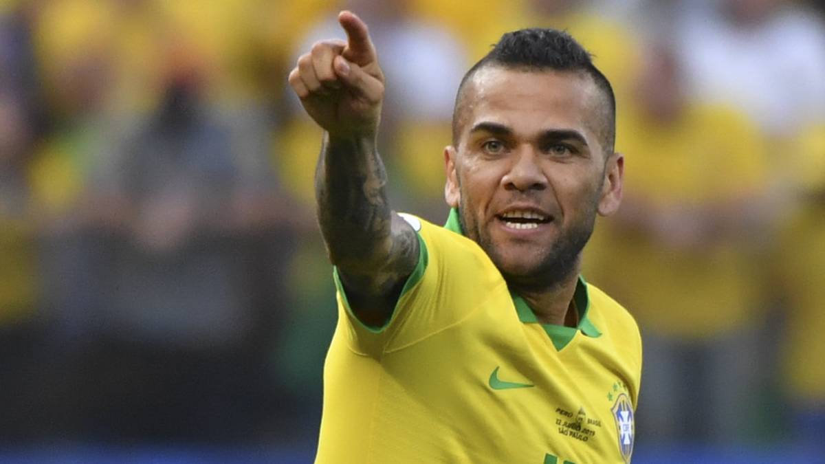 Dani Alves celebra uno de sus goles en el Perú-Brasil. Deja el PSG y se ha ofrecido al Barcelona.