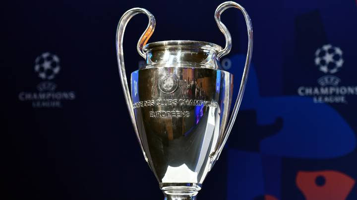 The UEFA Champions league trophy is exhibited ahead of the draw for the Champions league quarter-final draw, on March 15, 2019 at the House of European football in Nyon. (Photo by Fabrice COFFRINI / AFP) trofeo