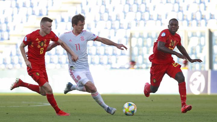 Mikel Oyarzabal controla un balón durante el partido del Europeo sub-21 entre España y Bélgica.
