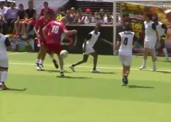 Zidane deja este auténtico lujazo en un partido y los locutores no dan crédito...