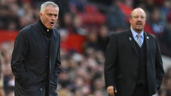 Los entrenadores, José Mourinho y Rafa Benítez, durante un partido de la Premier League.