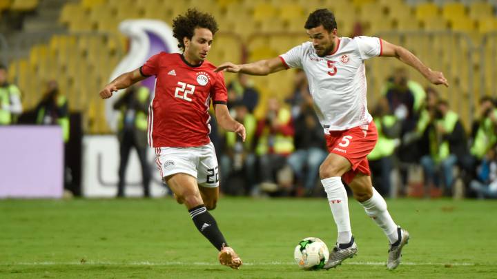 Amr Warda persiguiendo a un rival durante el Egipto-Túnez de fase de clasificación de la Copa de África.