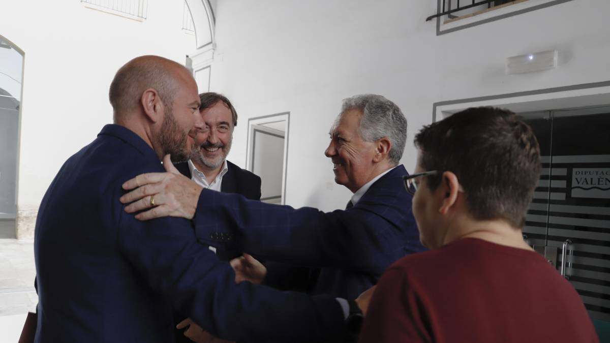 Toni Gaspar saluda al alcalde de l'Alcudia.