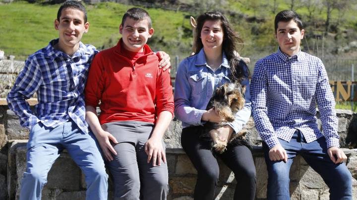 Lucía García y sus tres hermanos son conocidos en el Principado de Asturias por ser los primeros cuatrillizos del territorio.