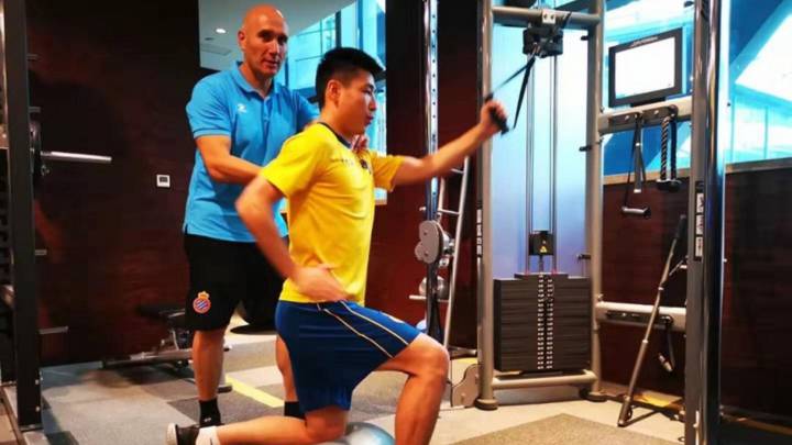 Wu Lei abandona China con una evolución positiva de su lesión