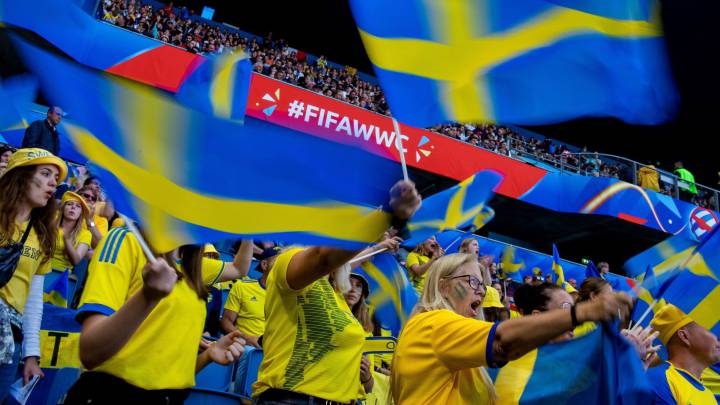 Simpatizantes de la selección de fútbol femenina sueca ondean banderas durante el partido del Grupo F entre Suecia y Estados Unidos, correspondiente al Mundial Femenino de la FIFA, este jueves en el Stade Océane de El Havre (Francia).