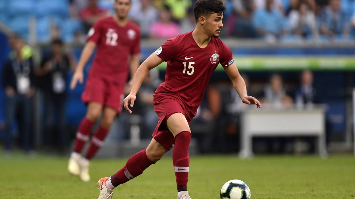 Bassam Al-Rawi conduce un balón durante un partido de Qatar en la Copa América.