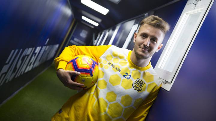 Borja Galán posa con la camiseta del Alcorcón