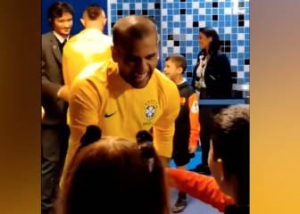 Es un jugador diferente y se nota en estos detalles: Dani Alves y los niños 'de Paraguay'