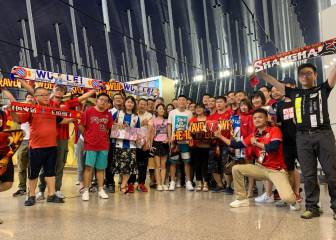 Decenas de fans despiden a Wu Lei en el aeropuerto de Shanghái