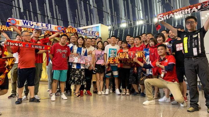Decenas de fans despiden a Wu Lei en el aeropuerto de Shanghái