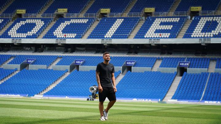 Portu observando por dentro el estadio de Anoeta (foto vía web de la Real Sociedad: www.realsociedad.eus).
