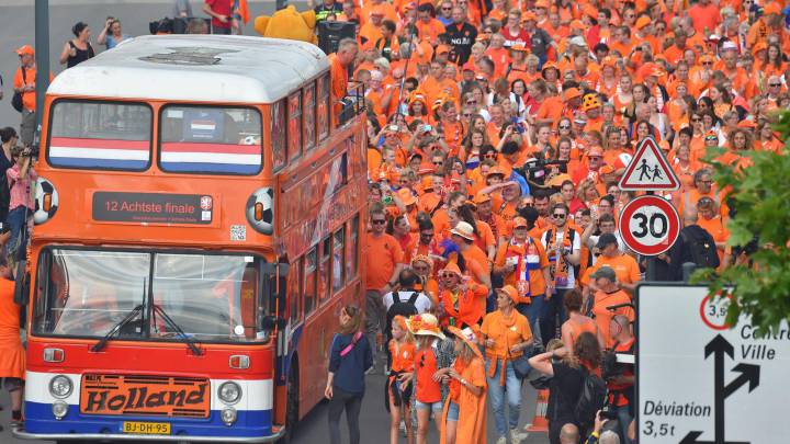 El autobús que encabeza la marcha de los aficionados de Holanda.