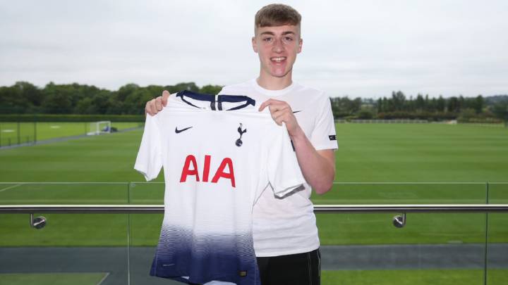 Jack Clarke posa con la camiseta del Tottenham Hotspur.
