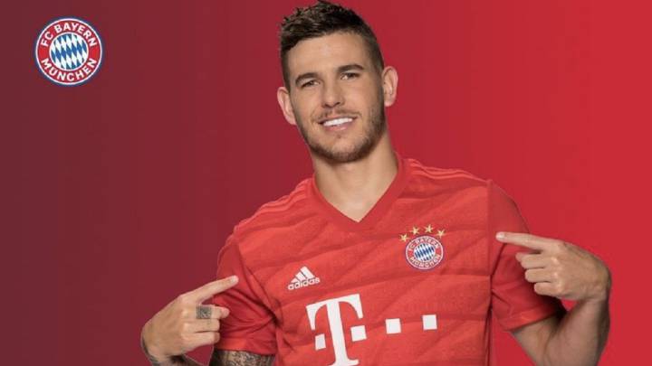 Lucas Hernandez posa con la camiseta del Bayern de Múnich.