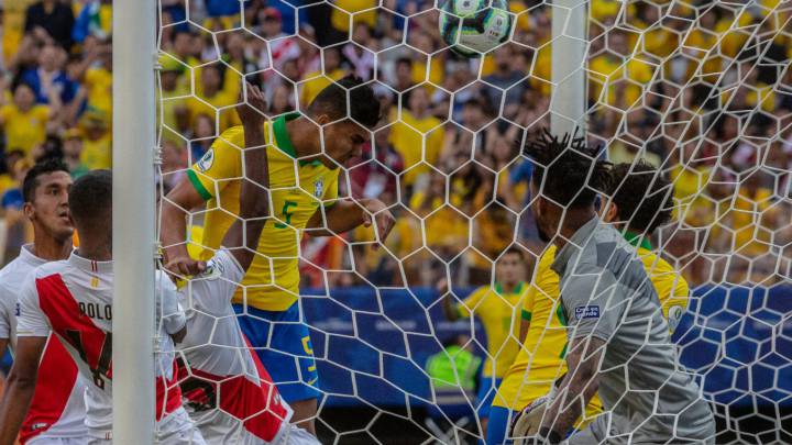Casemiro anota ante Perú en la Copa América 2019