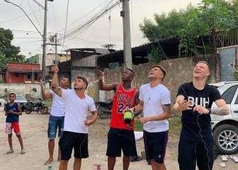 Vinicius apura sus vacaciones con fútbol, surf y cometas
